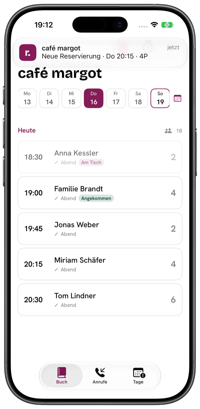 die rabea-app auf einem iPhone: die reservierungen von heute auf einen blick, oben trifft gerade die push-benachrichtigung zu einer neuen reservierung ein