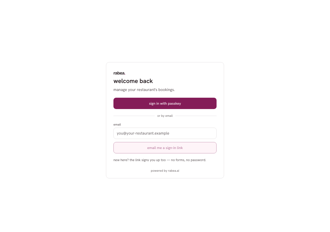 Anmeldeseite „welcome back" mit dem Button „sign in with passkey" und einem Eingabefeld für die E-Mail-Adresse