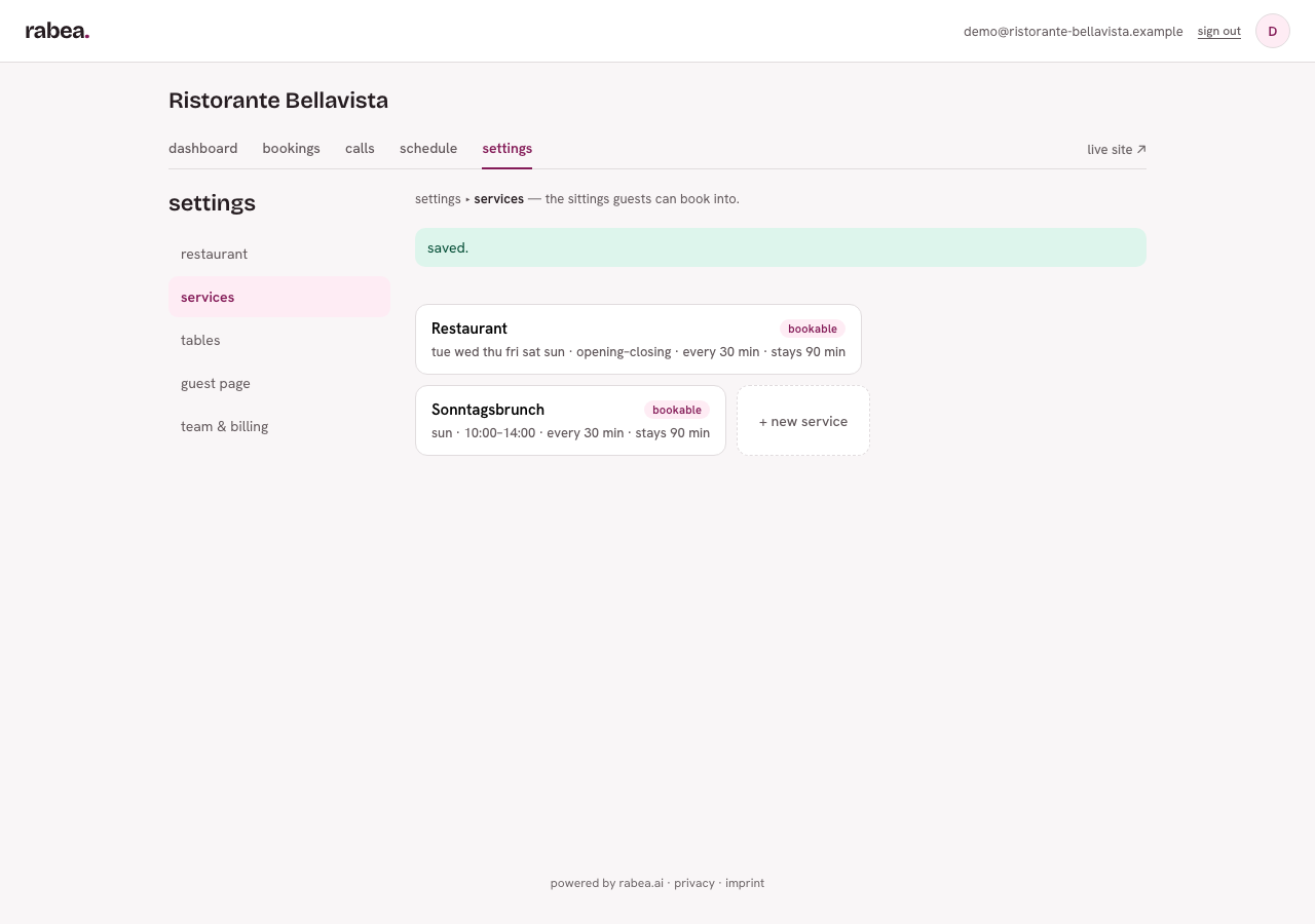 Liste der Servicezeiten als Kacheln, unter anderem mit den Status-Badges „bookable" und „paused"